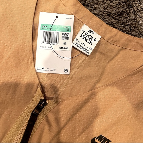 Men’s Nike Tech Pack Unlined Vest - Picture 3 of 4